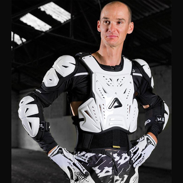 Stefan Everts con protecciones off road.