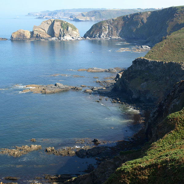 Dos rutas para surcar la costa asturiana en moto de Llanes a Avilés