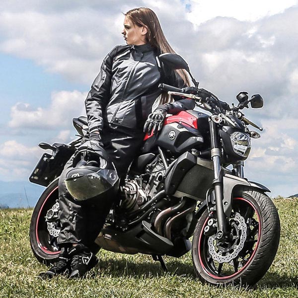 Abrazadera Conejo En respuesta a la Comparativa de chaquetas de invierno para moto: Acerbis vs Alpinestars