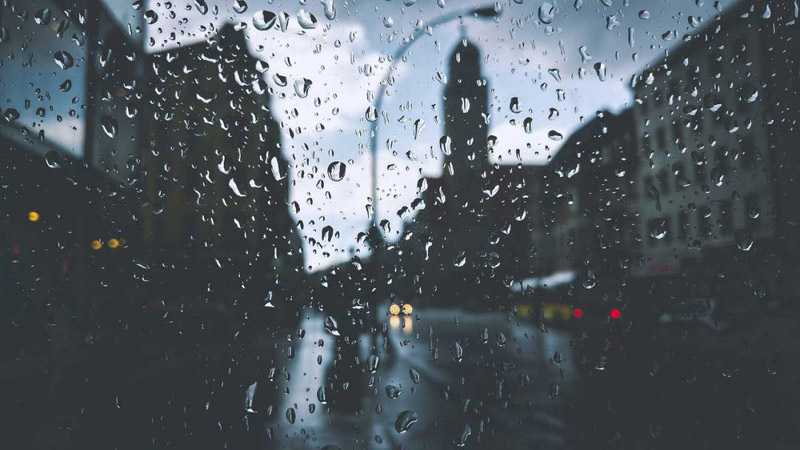 Deja que la lluvia te resbale con prendas impermeables