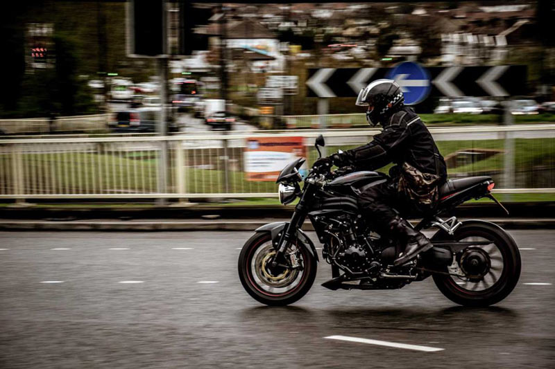 ¿Padeces alergia primaveral? Ojo si coges la moto en ciudad porque puede afectarte más