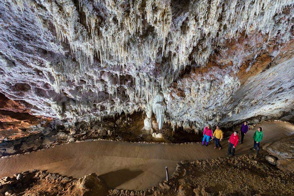 Viajes moteros en pareja. Las 14 cuevas españolas más alucinantes [Primera parte]