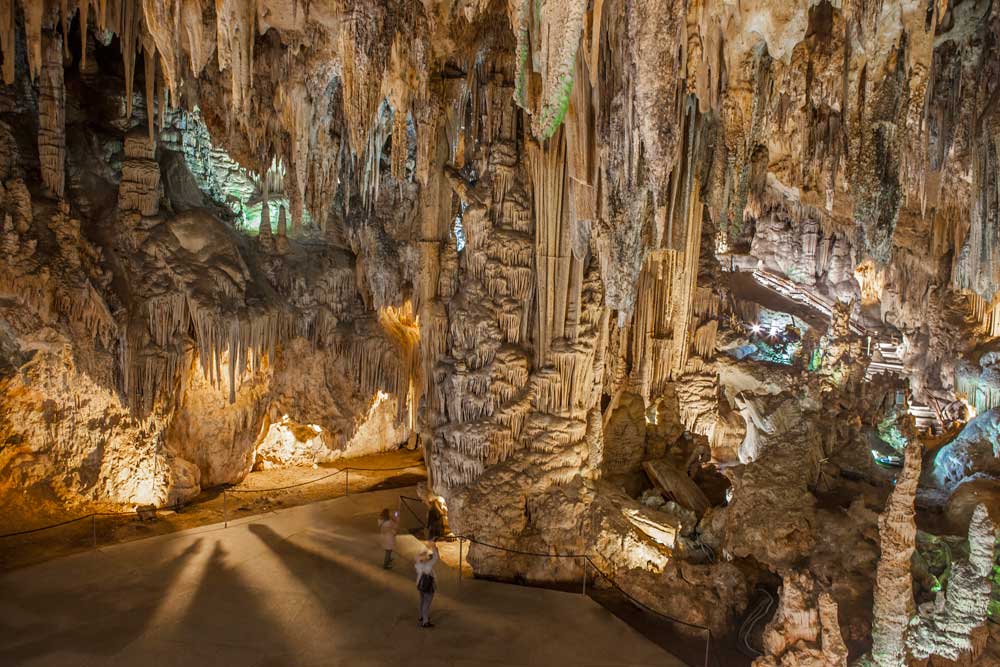 Viajes moteros en pareja. Las 14 cuevas españolas más alucinantes [Segunda parte]