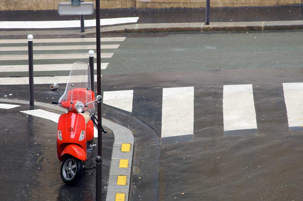 ¿Puedo aparcar mi moto en la acera? Aclárate con nuestra guía de 60 ciudades [Tercera parte]